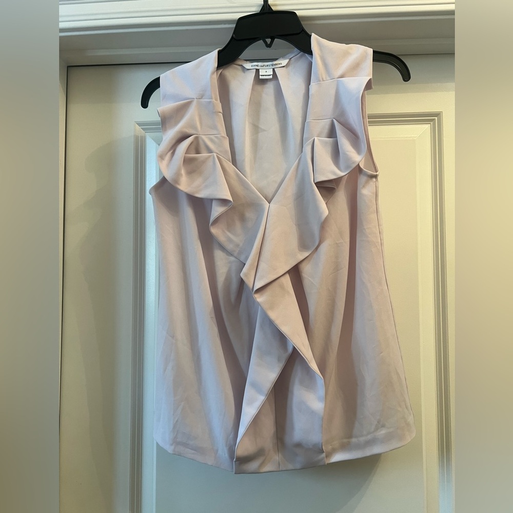 Diane von Furstenberg light lilac ruffle front blouse size 2